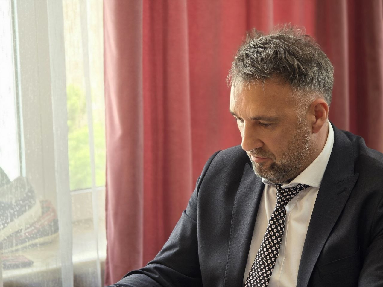 Ринат Гатаев во время консультации / Rinat Gataev during a consultation session